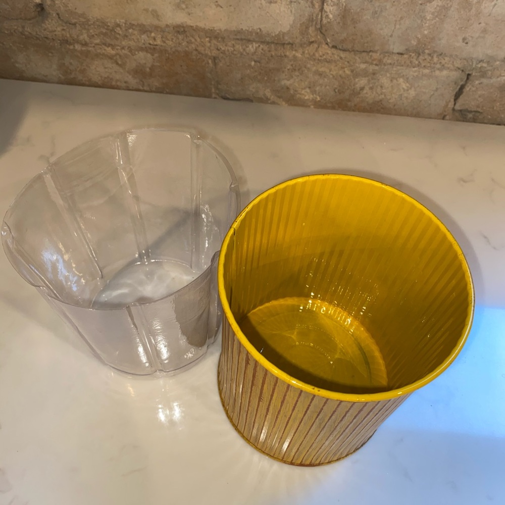 2 Flower Vases or Containers - Picture 9 of 10